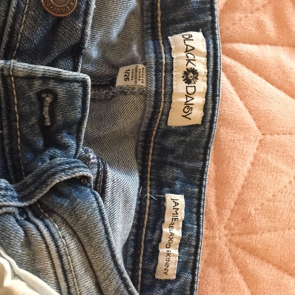 Black Daisy embroidered Distressed jeans - Picture 2 of 4